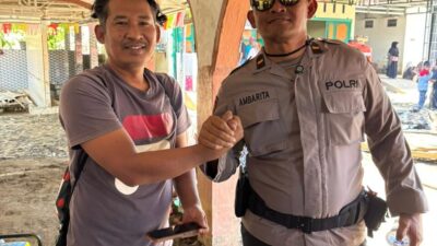 Jabat Tangan di Tengah Lumpur: Jurnalis iNews TV dan Polisi Bersatu di Posko Pengungsian Banjir Bandang Pidie Jaya