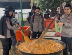 Mahasiswa STIK Angkatan 83/WPS Serahkan 11 Ekor Sapi Meugang untuk Pengungsi Banjir, Kapolres Pidie Jaya Hadir Langsung