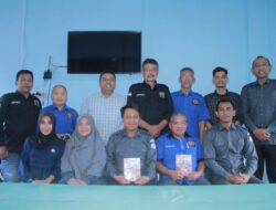 Panwaslu Serahkan Buku “Jejak Sang Pengawal Demokrasi di Bumi Pala” Ke PWI Aceh Selatan