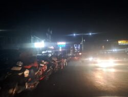 Antrean BBM Mengular di Tapaktuan hingga Malam Hari, Kendaraan Padati Jalan Nasional