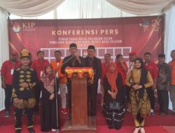 Pasangan Tgk Amran – Akmal Terakhir daftar ke KIP Aceh Selatan, Ribuan Massa Ikut Mengantar