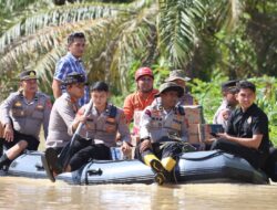Kapolres Aceh Selatan & Anggota DPR RI Tinjau Banjir, Salurkan Bantuan untuk Warga Trumon