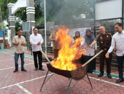 Kejari Sabang Musnahkan Barang Bukti Inkracht, Sabu hingga Ponsel Dihancurkan
