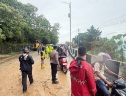 Arus Lalu Lintas Lumpuh, Polres Aceh Selatan Kerahkan Personel Tangani Longsor