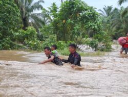 Bertarung Melawan Arus, TNI dan Brimob Selamatkan Warga di Tengah Kepungan Banjir
