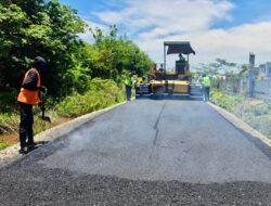 Pengaspalan Jalan ke Puskesmas Samatiga Aceh Barat 2026 Dimulai, Akses Warga Diperbaiki