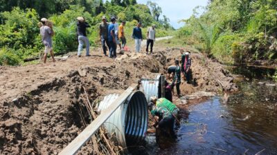 Pembangunan Jembatan Ketapang III Dikebut, TNI dan Warga Tetap Semangat di Tengah Panas