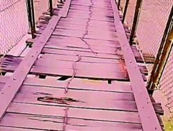 Lantai Jembatan Gantung Koto Indarung–Siurai-Urai Lapuk, Warga Khawatir Keselamatan Terancam