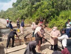 Kemanunggalan TNI-Rakyat, Jembatan Aramco di Aceh Selatan Dikerjakan Gotong Royong