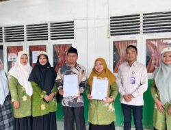 KUA Susoh Serahkan Sertifikat Halal Kantin Al Munira MIN 14 Aceh Barat Daya, Perkuat Jaminan Produk Halal