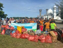 Peringati Hari Lingkungan Hidup Sedunia 2026, DLH Aceh Selatan dan Pedagang Kumpulkan 80 Kg Sampah Plastik di Taman Pala Indah