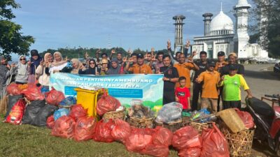 Peringati Hari Lingkungan Hidup Sedunia 2026, DLH Aceh Selatan dan Pedagang Kumpulkan 80 Kg Sampah Plastik di Taman Pala Indah