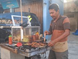 Mengayuh Harapan dari Lhok Bengkuang, 13 Tahun Arbaini Menjajakan Bakso Bakar Demi Keluarga