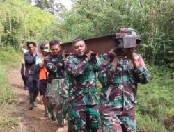 Menembus Medan Ekstrem, TNI Pikul Material Jembatan Demi Warga Pedalaman Gayo Lues