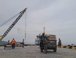 Pasokan Semen Mulai Masuk Pelabuhan Tapaktuan, 3.150 Ton Dijadwalkan Bongkar