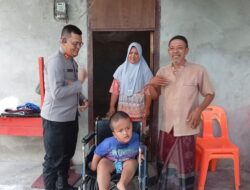 Kapolres Aceh Selatan Bantu Kursi Roda untuk Ikram, Anak Disabilitas di Sawang