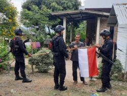 Polda Aceh Bagikan Bendera Merah Putih kepada Masyarakat Sambut HUT ke-81 RI