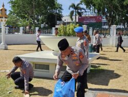 Usai Zikir HDA ke-21, Wakapolda Aceh dan Polisi Bersihkan Sampah di Masjid Raya Baiturrahman