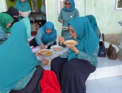 Bukan di Restoran Mewah, Istri Bupati Pidie Jaya Santap Mie Caluk di Desa Terpencil