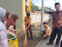 SMA Negeri 2 Tapaktuan Gelar Bakti Sosial Bersihkan Masjid Al Makmur