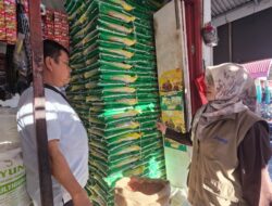 Bulog Blangpidie Cek Harga dan Ketersediaan Beras di Pasar Aceh Barat Daya