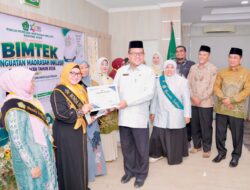 Kemenag Aceh Besar, Yasmaidar Terima Anugerah Bunda Inklusi Inovatif