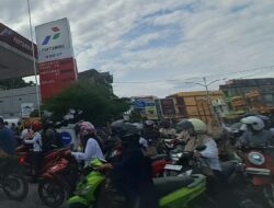 Antrean BBM Tak Kunjung Usai di Tapaktuan, Muncul Dugaan Pertalite Mengalir ke Pengecer
