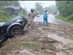 Hujan Deras Picu Longsor di Ie Dingin Sawang Aceh Selatan, Mobil Tertimpa Batu