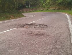 Jalan Nasional di Aceh Selatan Berlubang, Pengendara Terancam di Tikungan Gunung Penjupian